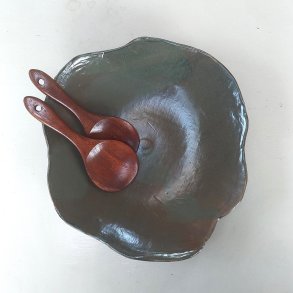 Salatfad i m�rkegr�n med nuancer af brun