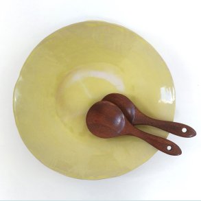 Salatfad i en smuk blank citrongul glasur