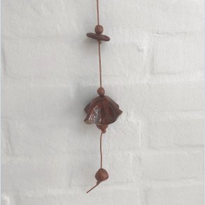 Vindklokke i l�dersnor. farve: Lys tenmuku-brun blank. F�rpris 199,- Udsalgspris 179,-