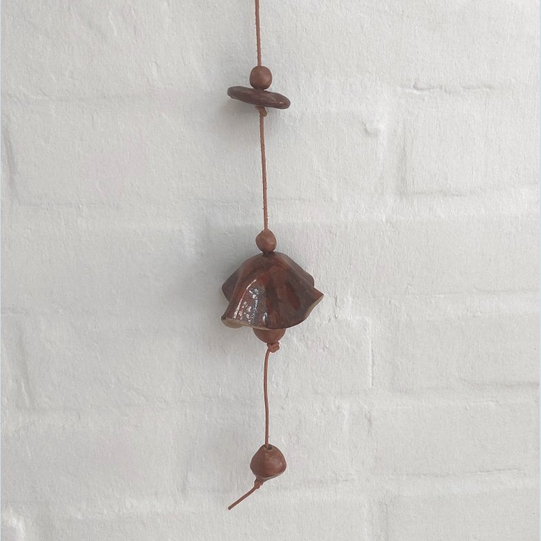 Vindklokke i l�dersnor. farve: Lys tenmuku-brun blank. F�rpris 199,- Udsalgspris 179,-