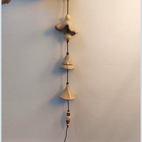 Klokke i l�dersnor i cremeglasur med nister og tr�perler