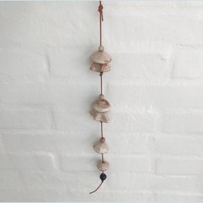 Vindklokke i l�dersnor. Farve: Creme med rustr�de nister. F�rpris 199,- udsalgspris 179,-