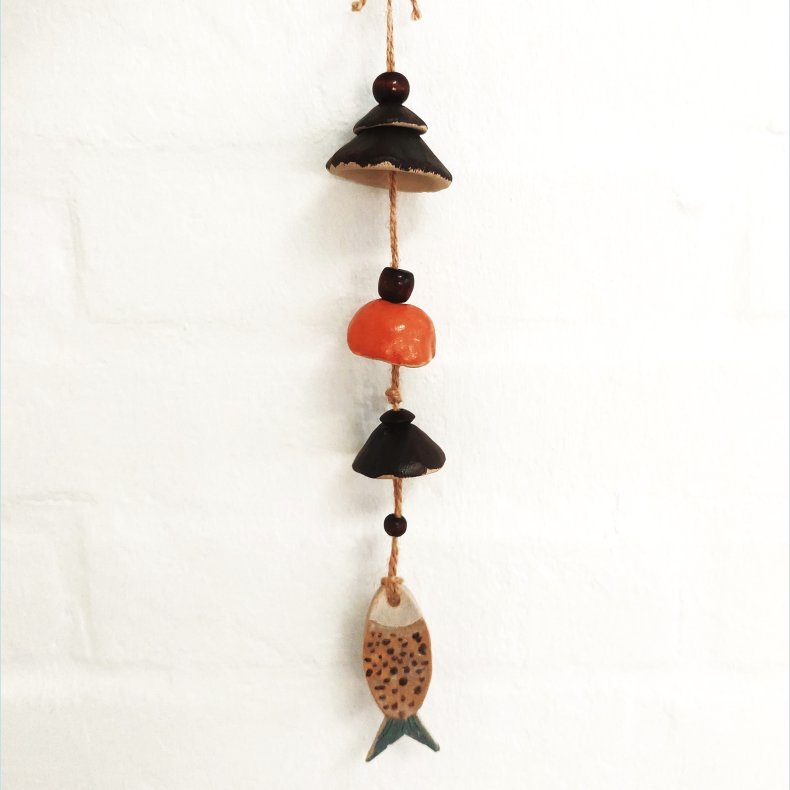 Lille vindklokke i jutasnor. M�rk brun/orange. Nederst fisk som udsmykning. F�r 199,- Nu 169,-