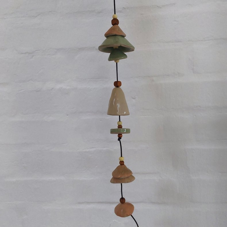 Vindklokke i l�dersnor i glasuren dusch gr�n og beige