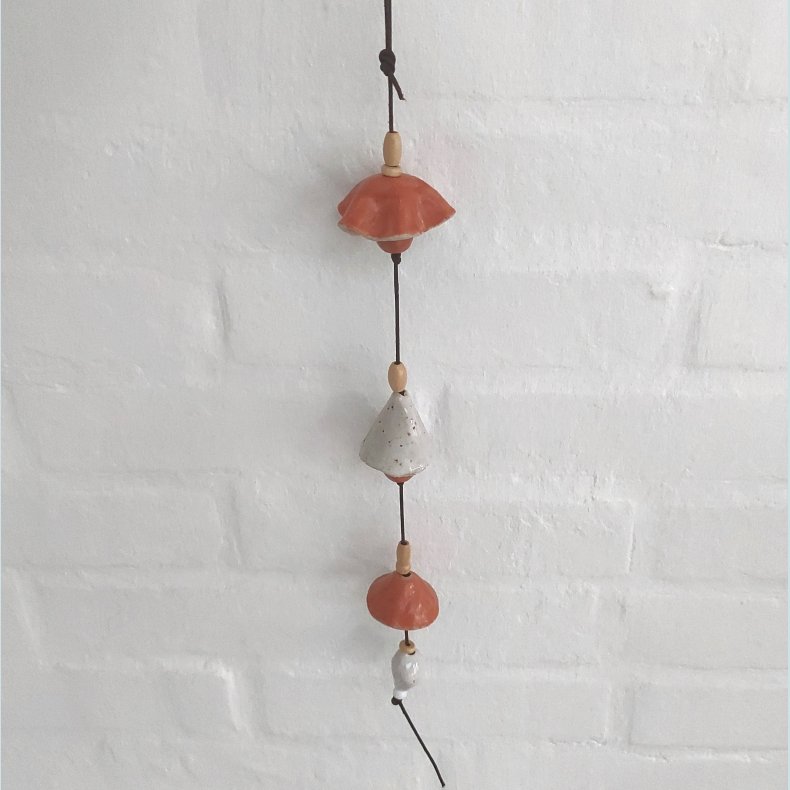 Vindklokke i orange og sand. F�r 199,- Nu 179,-