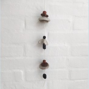 Vindklokke i hvid snor. Farve: R�hvid samt brun. F�rpris 199,- Udsalgspris 179,-