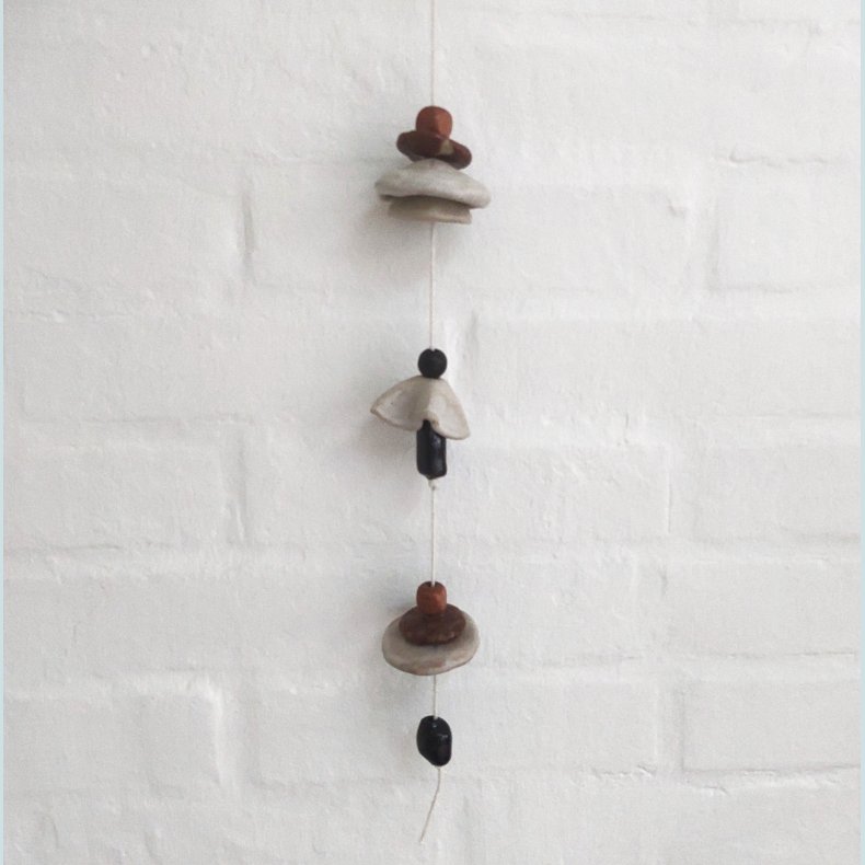 Vindklokke i hvid snor. Farve: R�hvid samt brun. F�rpris 199,- Udsalgspris 179,-