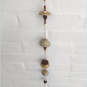 Vindklokke i jutasnor. Farve: D�mpet gul og lys brun. F�rpris 199,- Udsalgspris 179,- 