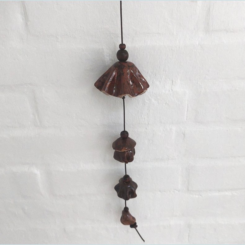 Vindklokke i l�dersnor. Tenmuku-brun og m�rk granit mat. F�rpris 199,- Udsalgspris 179,-