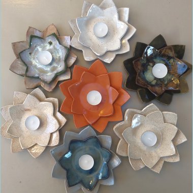 &Aring;kander i mange forskellige glasurfarver. &Oslash;nskes et samlet s&aelig;t best&aring;r dette af en lille og en stor &Aring;kande.  