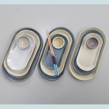 S&aelig;t med sushi-tallerkener inkl. en mini sk&aring;l samt 1 s&aelig;t spisepinde