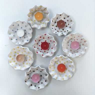 Prikkede fyrfadsstager med sommerhusstemning